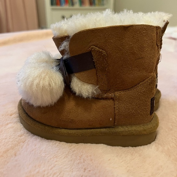 Toddler kids Uggs GITA boot size 7 - Picture 10 of 11